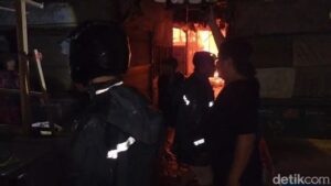 Kebakaran Hebat Landa Pasar Lemahabang Cirebon, Ratusan Kios Ludes Dilalap Api