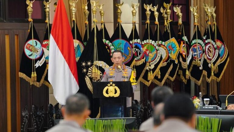 Kapolri Jenderal Listyo Sigit Paparkan Tiga Komitmen Polri untuk Tingkatkan Presisi Layanan Publik Kapolri Jenderal Listyo Sigit Paparkan Tiga Komitmen Polri untuk Tingkatkan Presisi Layanan Publik