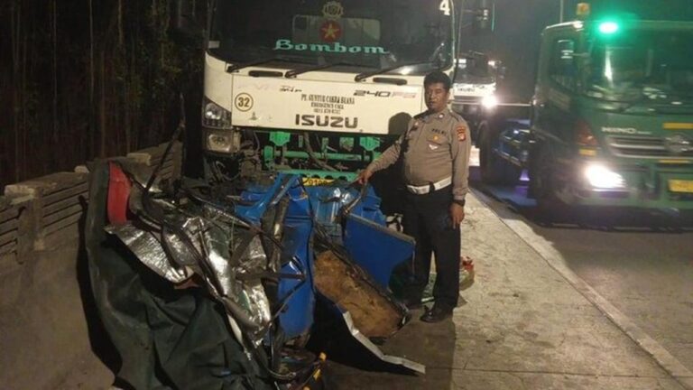 Bajaj Penyek Terimpit Dua Trailer di Marunda, Sopir Luka Serius
