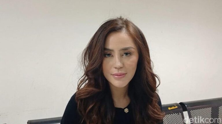 Safa Marwah Bantah Isu Hubungan dengan Ridwan Kamil: “Hanya Gosip dan Fitnah” Safa Marwah Bantah Isu Hubungan dengan Ridwan Kamil: “Hanya Gosip dan Fitnah”