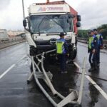 Truk Trailer Pecah Ban di Tol Wiyoto Wiyono, Pembatas Jalan 76 Meter Copot