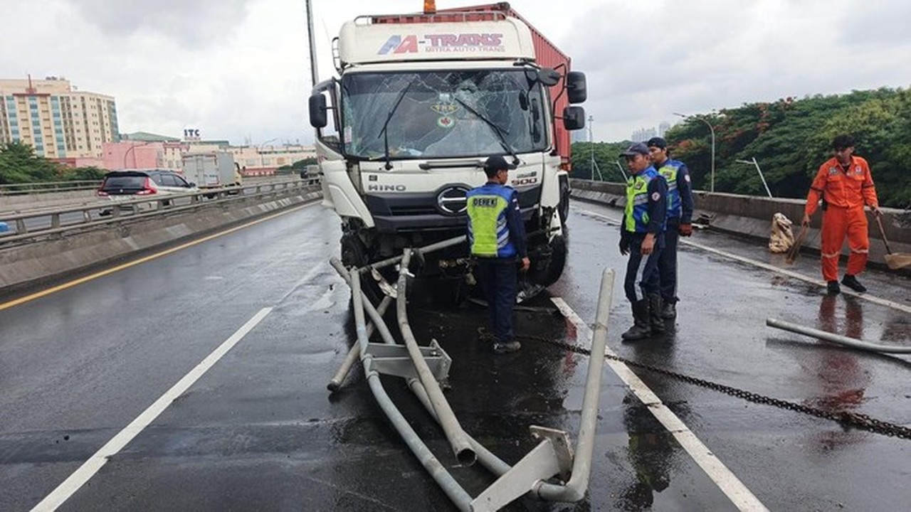 Truk Trailer Pecah Ban di Tol Wiyoto Wiyono, Pembatas Jalan 76 Meter Copot