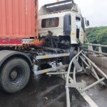 Truk Kontainer Tabrak Pembatas Jalan Tol Wiyoto Wiyono, Lalin Arah Cawang Macet Parah