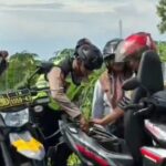 Polisi Kudus Sedot Bensin dari Motor Dinas untuk Bantu Wisatawan yang Kehabisan BBM
