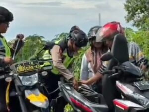 Polisi Kudus Sedot Bensin dari Motor Dinas untuk Bantu Wisatawan yang Kehabisan BBM
