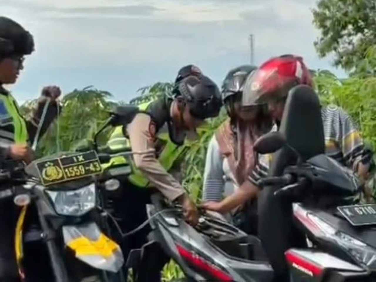 Polisi Kudus Sedot Bensin dari Motor Dinas untuk Bantu Wisatawan yang Kehabisan BBM Polisi Kudus Sedot Bensin dari Motor Dinas untuk Bantu Wisatawan yang Kehabisan BBM