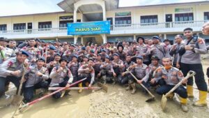 Kapolri Jenderal Listyo Sigit Prabowo Tinjau Pembersihan Sekolah dan Pembangunan Huntap di Aceh Tamiang