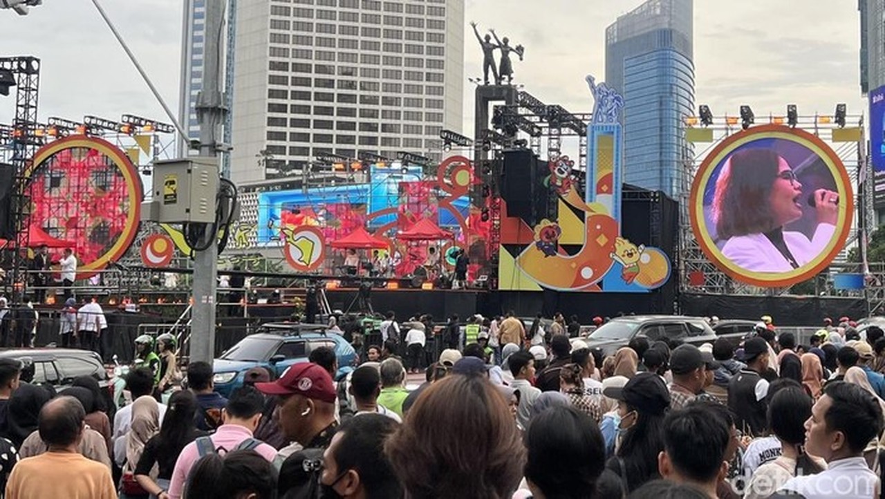 Suasana Bundaran HI Jelang Malam Tahun Baru 2026: Warga Mulai Berdatangan, Perayaan Sederhana Tanpa Kembang Api