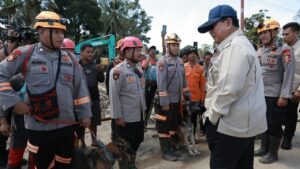 Prabowo Subianto Beri Semangat Polisi Pencari Korban Hilang di Tapanuli Selatan
