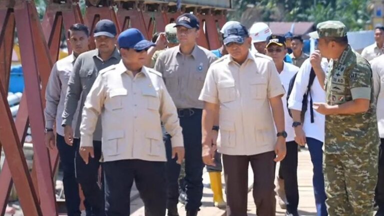Prabowo dan AHY Tinjau Jembatan Bailey Sungai Garago Tapsel Pasca Bencana