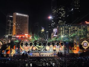 Malam Tahun Baru Bundaran HI Tetap Semarak Tanpa Kembang Api, Warga Nikmati Musik dan Drone