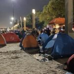 Malam Tahun Baru 2026: Warga Padati Pantai Ancol, Gelar ‘Camping’ Sambil Berharap Kebaikan