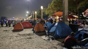 Malam Tahun Baru 2026: Warga Padati Pantai Ancol, Gelar ‘Camping’ Sambil Berharap Kebaikan