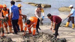 Jelang Tahun Baru, Polres Kepulauan Seribu Gelar Aksi Bersih Pantai Sakura