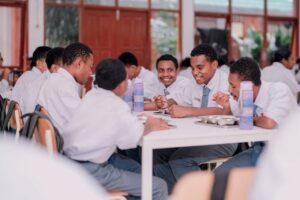 Kisah Alfius Mote: Dari Penjual Pinang di Jayapura Menuju Sekolah Gratis Berkualitas