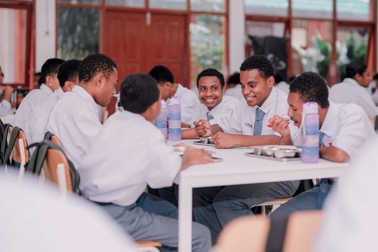 Kisah Alfius Mote: Dari Penjual Pinang di Jayapura Menuju Sekolah Gratis Berkualitas