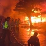 Polda Jateng dan Warga Evakuasi Barang Pedagang Saat Pasar Pagi Pemalang Dilalap Api