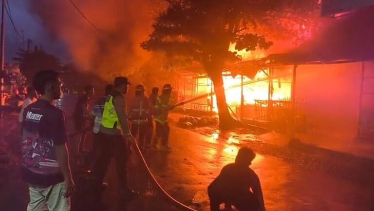 Polda Jateng dan Warga Evakuasi Barang Pedagang Saat Pasar Pagi Pemalang Dilalap Api