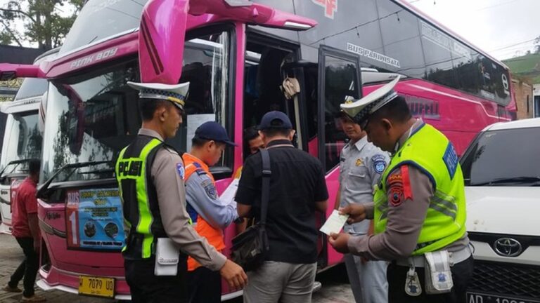 Polda Jateng Gelar Ramp Check Kendaraan Wisata Tawangmangu Antisipasi Kecelakaan