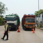 Arus Truk ke Pelabuhan Ciwandan Meningkat, Polisi Berlakukan Contraflow di JLS Cilegon