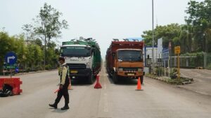Arus Truk ke Pelabuhan Ciwandan Meningkat, Polisi Berlakukan Contraflow di JLS Cilegon