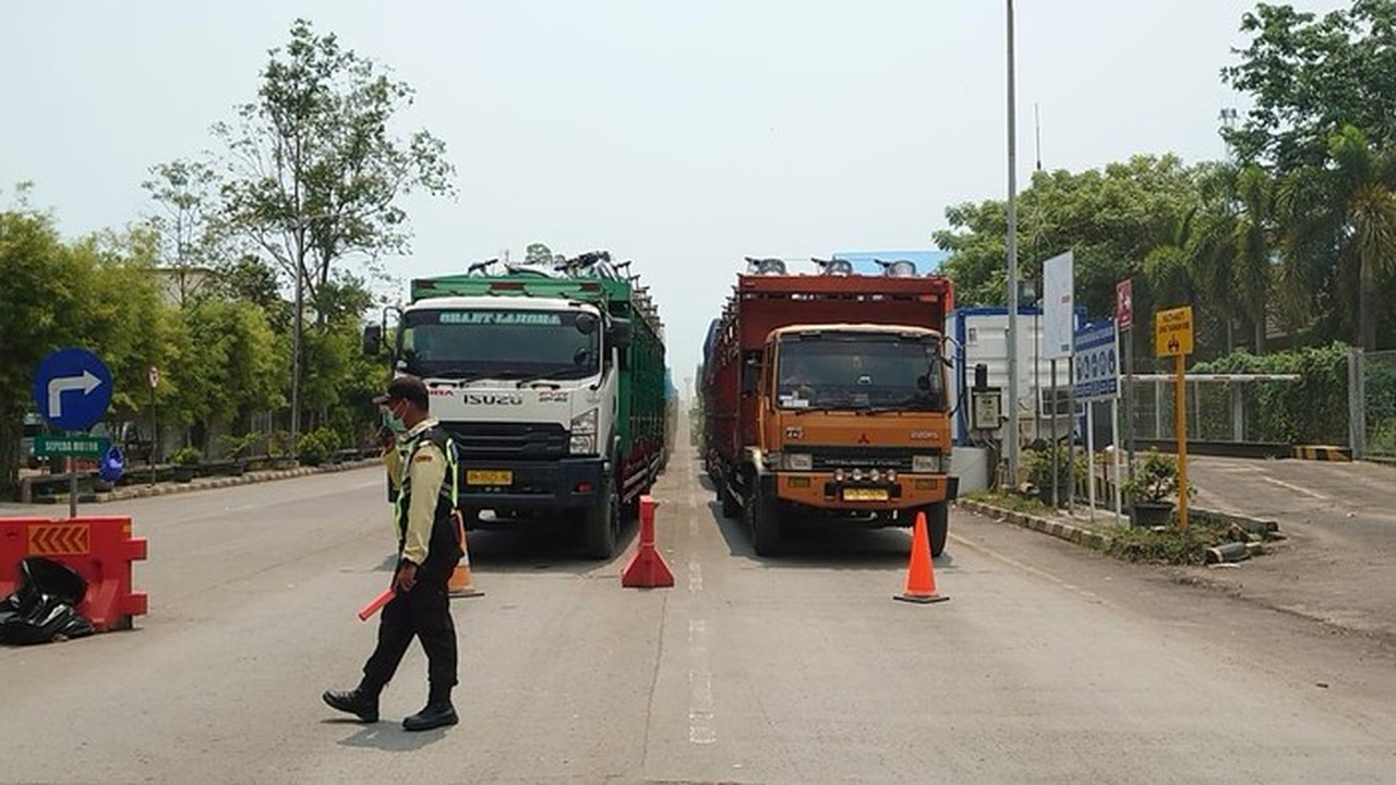Arus Truk ke Pelabuhan Ciwandan Meningkat, Polisi Berlakukan Contraflow di JLS Cilegon