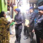 Brimob Polda Metro Distribusikan 625 Kg Beras untuk Warga Kebon Sirih, Jakarta Pusat