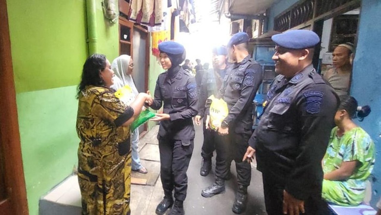 Brimob Polda Metro Distribusikan 625 Kg Beras untuk Warga Kebon Sirih, Jakarta Pusat