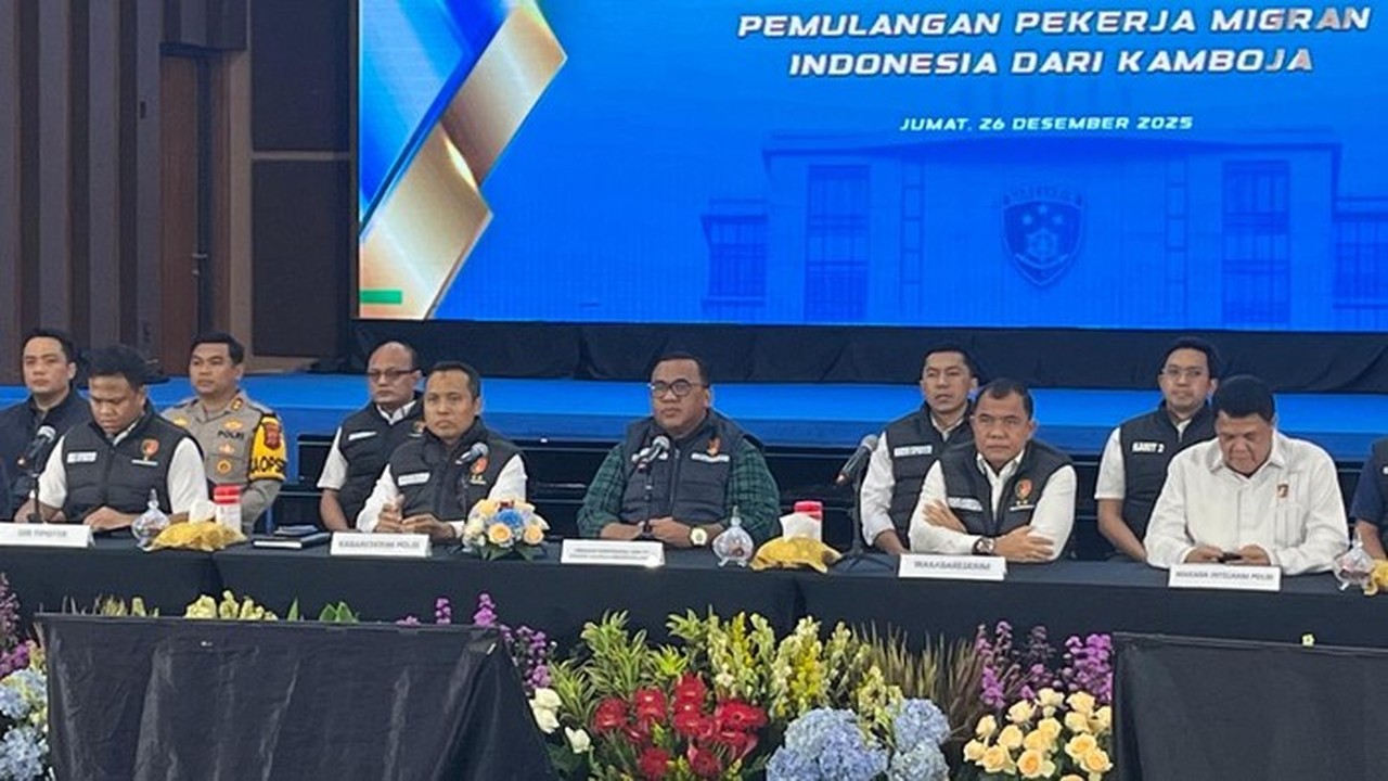 Polri Pulangkan 9 WNI Korban TPPO di Kamboja, Dijanjikan Gaji Rp 9 Juta tapi Jadi Admin Penipuan Polri Pulangkan 9 WNI Korban TPPO di Kamboja, Dijanjikan Gaji Rp 9 Juta tapi Jadi Admin Penipuan