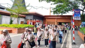 Long Weekend Nataru, Ribuan Pengunjung Padati Taman Mini Indonesia Indah Sejak Pagi