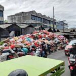 Gunungan Sampah di Tangsel Masih Menggunung, Bau Menyengat dan Picu Kemacetan