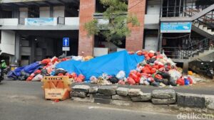 Warga Tangerang Selatan Resah Tumpukan Sampah, Khawatir Timbul Penyakit dan Ganggu Aktivitas