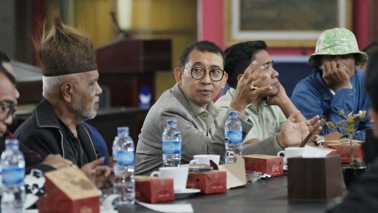 Fadli Zon Serap Aspirasi Seniman Sumbar: Kembangkan Seni Rupa, Lindungi Manuskrip Kuno Fadli Zon Serap Aspirasi Seniman Sumbar: Kembangkan Seni Rupa, Lindungi Manuskrip Kuno