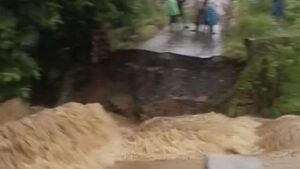 Jembatan Penghubung Desa di Tanah Laut Putus Diterjang Banjir, Satu Warga Tewas