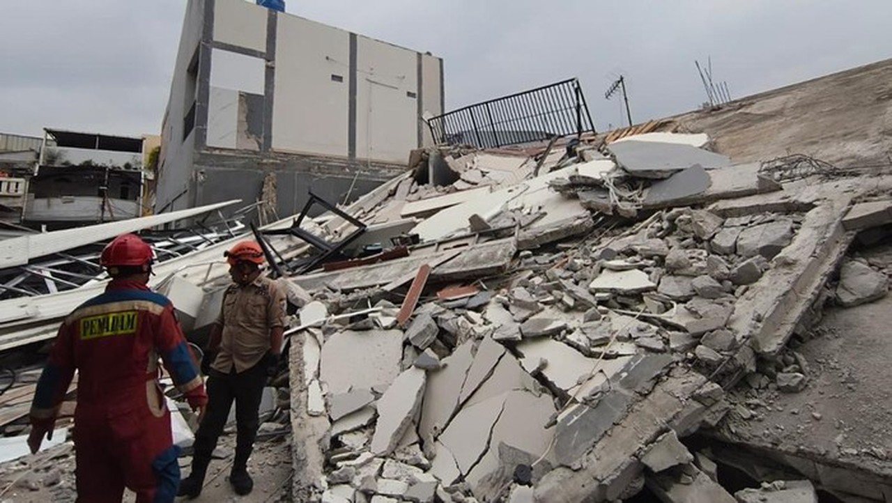 Bangunan Parkir 2 Lantai di Koja Jakarta Utara Ambruk, 5 Kendaraan Tertimpa Reruntuhan