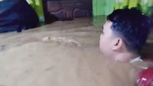 Banjir Bandang Terjang Balangan Kalsel, Air Capai Atap Rumah Warga