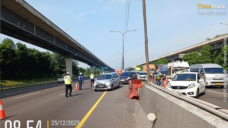 Volume Kendaraan Meningkat, Contraflow Kembali Diberlakukan di Tol Japek Km 55-65