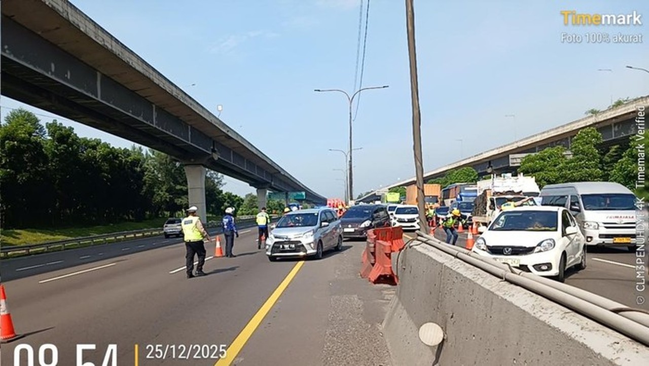 Volume Kendaraan Meningkat, Contraflow Kembali Diberlakukan di Tol Japek Km 55-65 Volume Kendaraan Meningkat, Contraflow Kembali Diberlakukan di Tol Japek Km 55-65