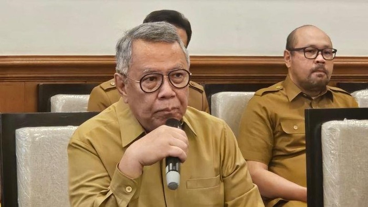 Wali Kota Tangsel Akui Tumpukan Sampah Ciputat, Janji Angkut Bertahap