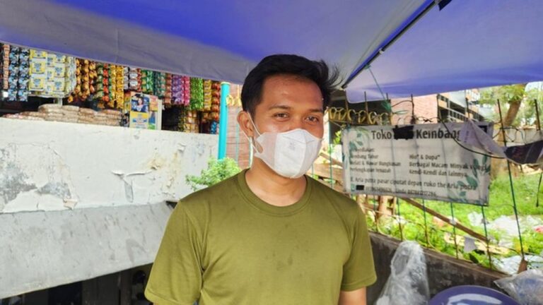 Tumpukan Sampah di Ciputat Ganggu Pedagang Bunga, Bau Busuk Keluhkan Pembeli