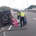 Truk Boks Pengangkut LPG Terguling di Tol Priok Akibat Muatan Berlebih dan Pecah Ban