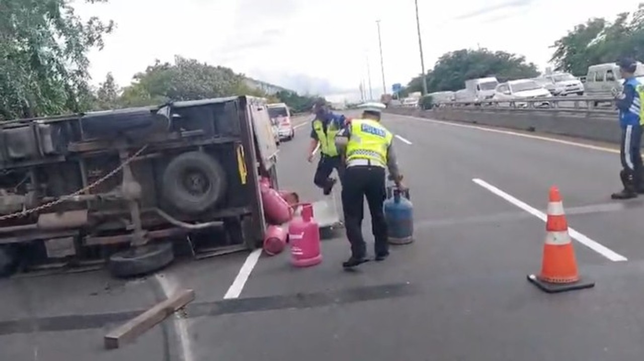Truk Boks Pengangkut LPG Terguling di Tol Priok Akibat Muatan Berlebih dan Pecah Ban Truk Boks Pengangkut LPG Terguling di Tol Priok Akibat Muatan Berlebih dan Pecah Ban