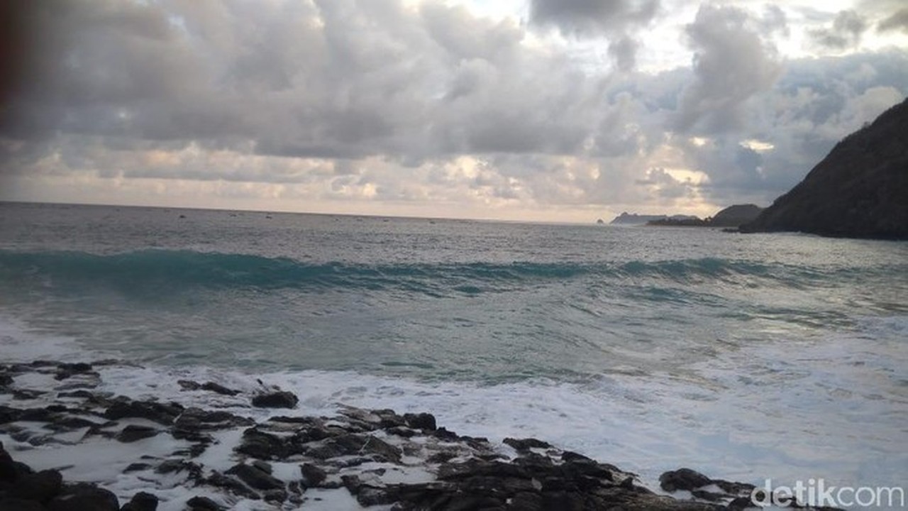 BMKG Peringatkan Gelombang Tinggi di Labuan Bajo Akhir 2025 Akibat Bibit Siklon 96S BMKG Peringatkan Gelombang Tinggi di Labuan Bajo Akhir 2025 Akibat Bibit Siklon 96S