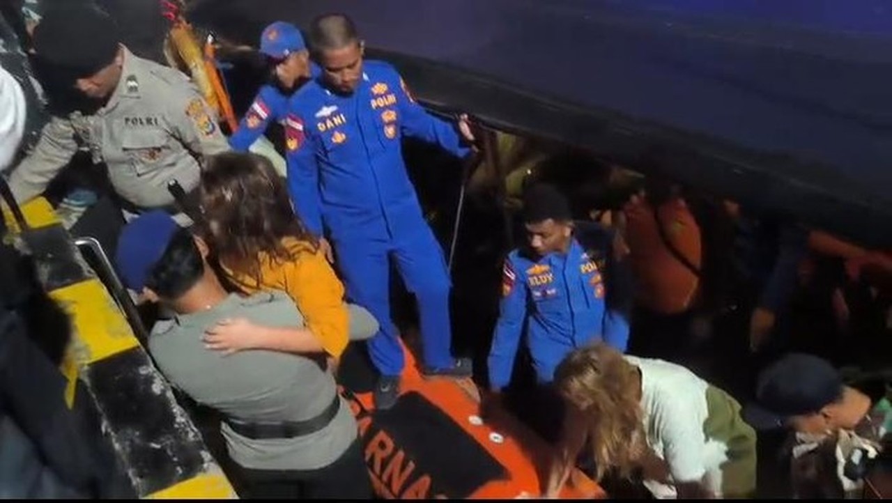 Serpihan Kapal Ditemukan di Labuan Bajo, 4 WN Spanyol Masih Hilang dalam Pencarian Intensif