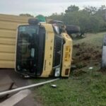 Sopir Truk Boks Kaget Disalip Pajero, Banting Setir hingga Terbalik di Tol Jagorawi