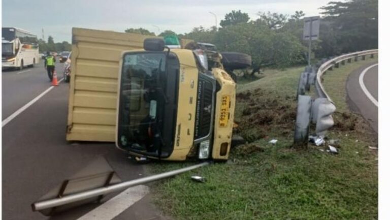Sopir Truk Boks Kaget Disalip Pajero, Banting Setir hingga Terbalik di Tol Jagorawi