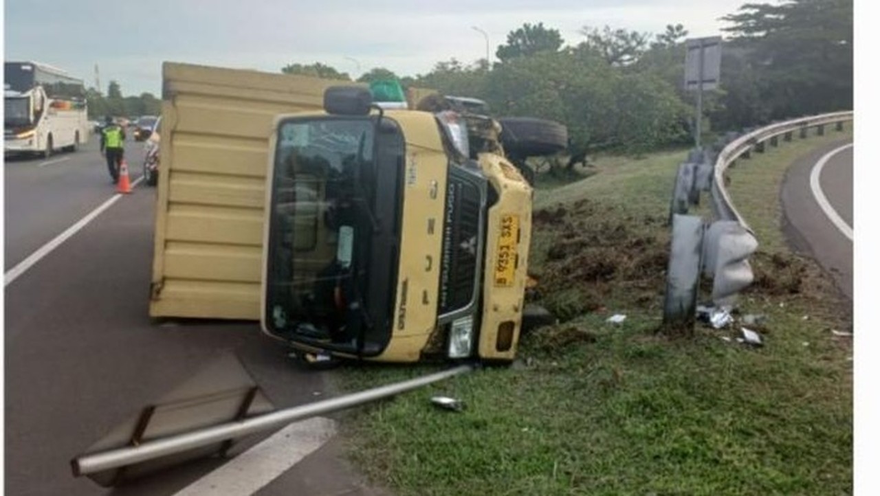 Sopir Truk Boks Kaget Disalip Pajero, Banting Setir hingga Terbalik di Tol Jagorawi