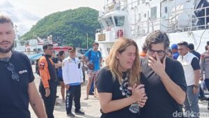 Istri Pelatih Valencia Menangis Pilu Cari Suami dan 3 Anak yang Hilang di Labuan Bajo