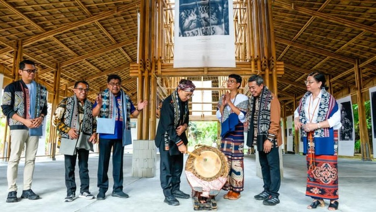 Menteri Kebudayaan Resmikan Rumah Ibu Bumi, Perkuat Ekosistem Tenun Sumba di Nusa Tenggara Timur