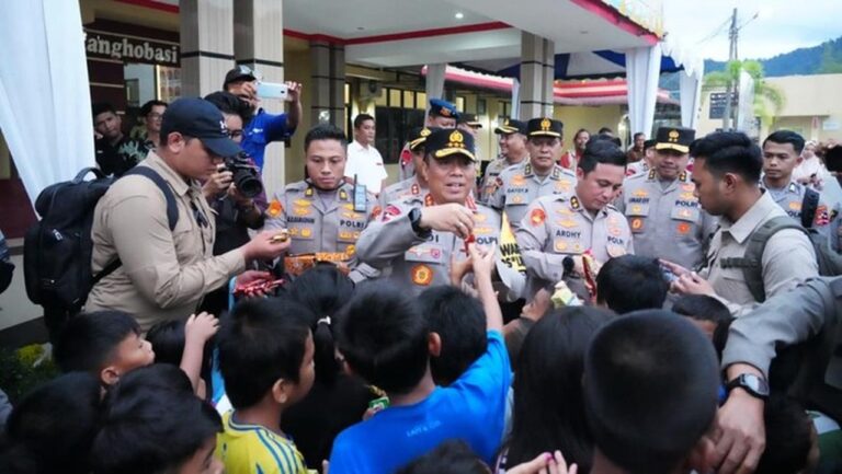 Wakapolri Dedi Prasetyo Tinjau Tapteng, Prioritaskan Pembukaan Jalur Logistik Pascabanjir